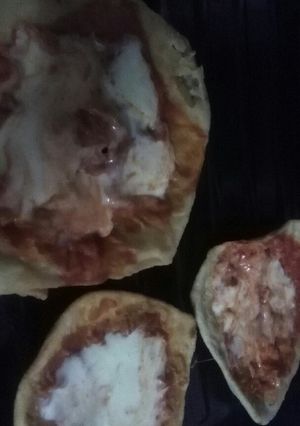 Una foto de ¡Pizzetas con tortas fritas, con muy pocos ingredientes!