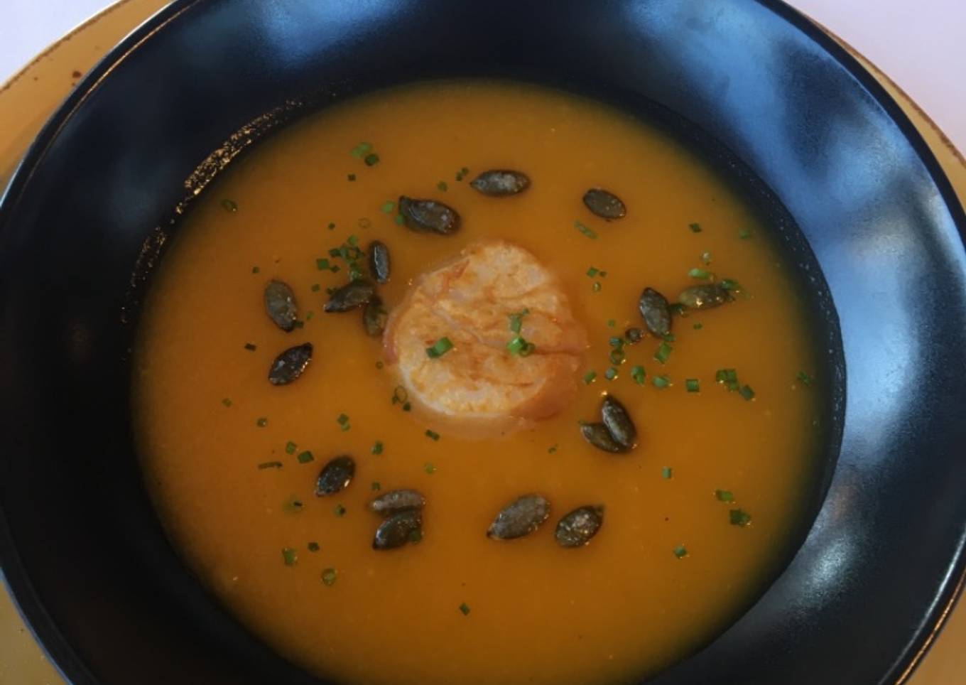 Crema de calabaza con vieiras y pistachos 😋