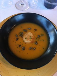 Una foto de Crema de calabaza con vieiras y pistachos 😋