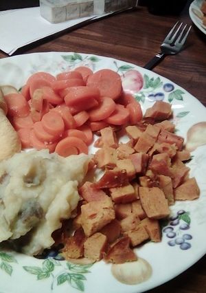 A picture of Left over Easter ham dinner.