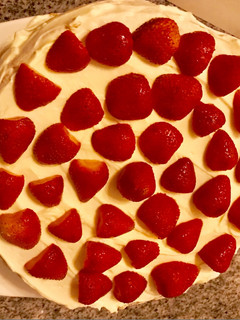 Una foto de Torta de frutillas con crema y dulce de leche