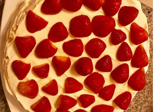 Una foto de Torta de frutillas con crema y dulce de leche
