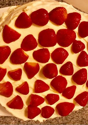 Una foto de Torta de frutillas con crema y dulce de leche
