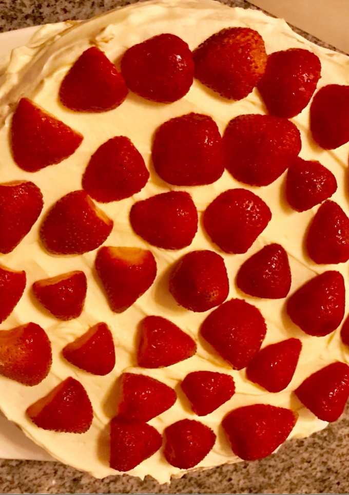 Una foto de Torta de frutillas con crema y dulce de leche