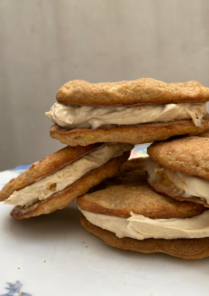Una foto de Alfajores de banana y mantequilla de maní