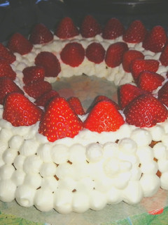 Una foto de Bizcocho Chiffon de Limón Cubierto de nata y Fresas
