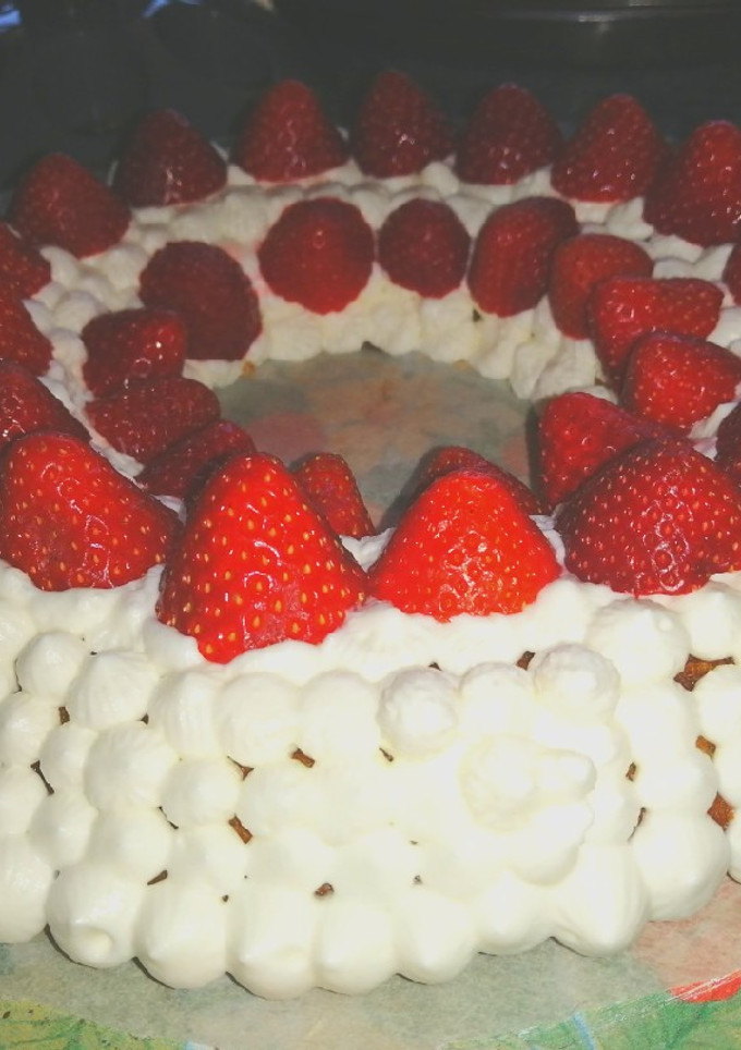 Una foto de Bizcocho Chiffon de Limón Cubierto de nata y Fresas