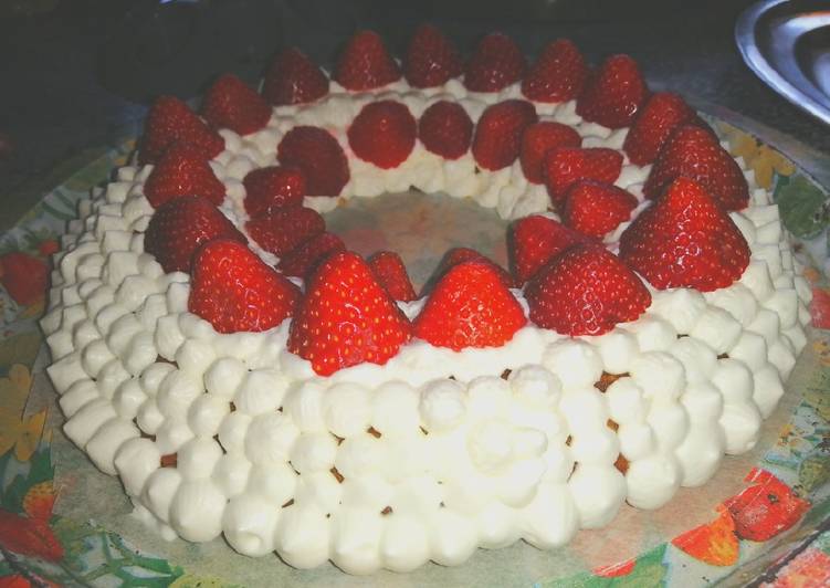 Bizcocho Chiffon de Limón Cubierto de nata y Fresas