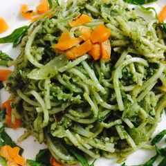 A picture of Noodles in spinach pesto.