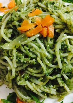 A picture of Noodles in spinach pesto.