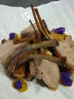 Una foto de Costillar de cordero a la miel y salsa de romero