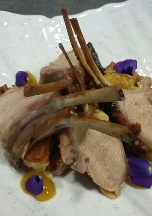 Foto principal de Costillar de cordero a la miel y salsa de romero