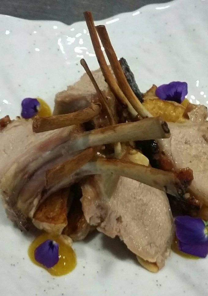 Una foto de Costillar de cordero a la miel y salsa de romero