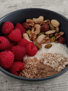 Una foto de Yogur con fruta, frutos secos, semillas y avena
