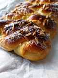 Coca trenza de yogurt con crema de limón y almendras
