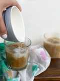Cold brew iced latte de coco (o café hecho en frío con leche y hielos)