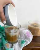 Cold brew iced latte de coco (o café hecho en frío con leche y hielos)