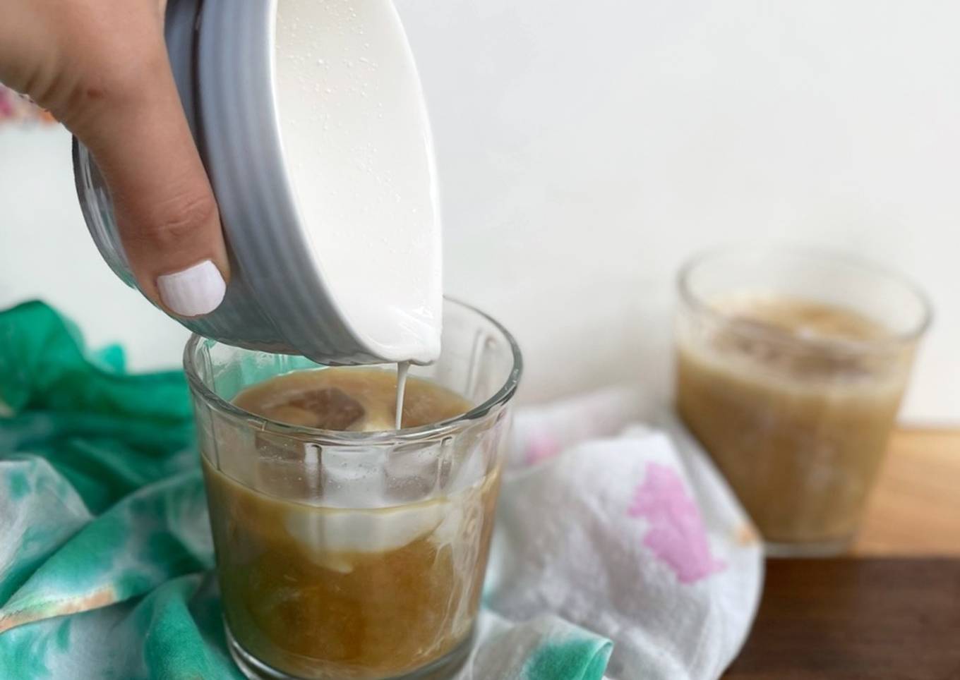 Cold brew iced latte de coco (o café hecho en frío con leche y hielos)