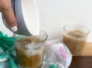 Una foto de cafe con leche de coco