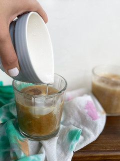 Una foto de Cold brew iced latte de coco (o café hecho en frío con leche y hielos)