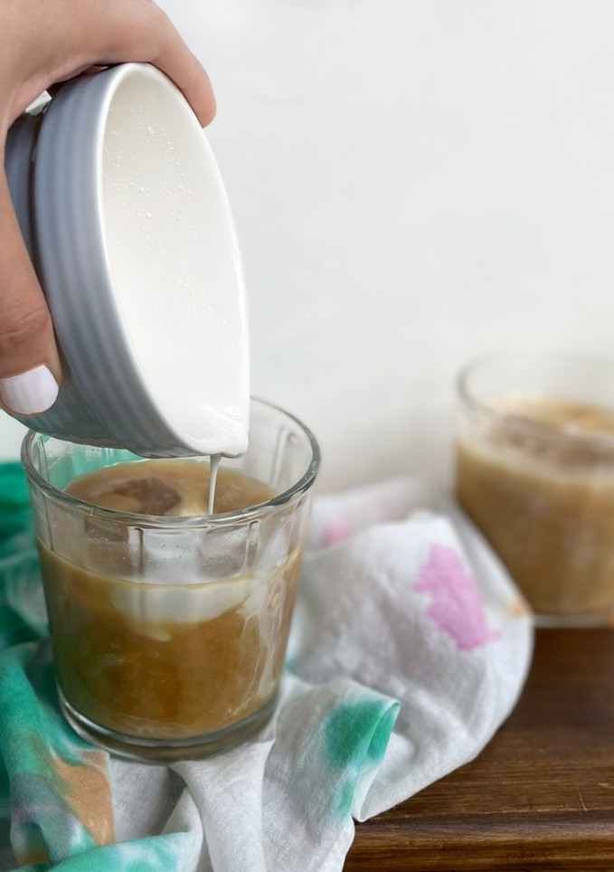 Una foto de Cold brew iced latte de coco (o café hecho en frío con leche y hielos)