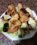 Ensalada de manzana y pinchito de pollo