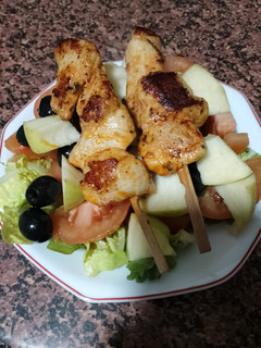 Una foto de Ensalada de manzana y pinchito de pollo