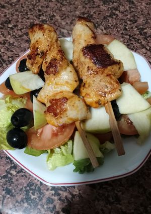Una foto de Ensalada de manzana y pinchito de pollo