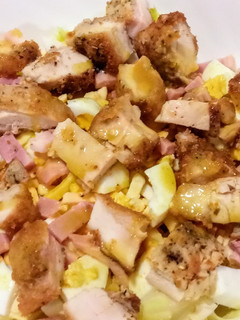 Una foto de Ensalada de pollo con salsa de mostaza y miel
