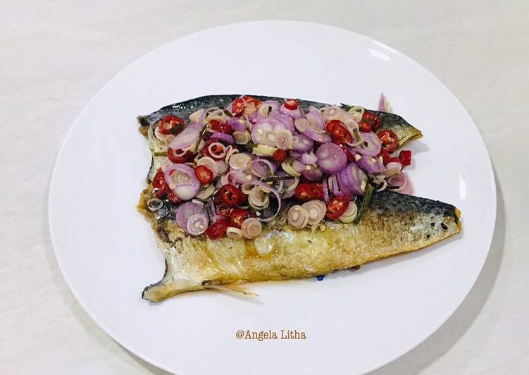 Resep Ikan asin + sambal matah yang Lezat