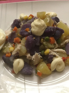 Una foto de Ensalada de papas negras y blancas