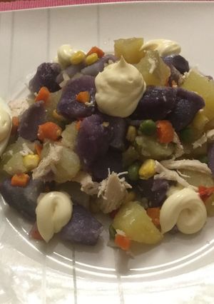 Una foto de Ensalada de papas negras y blancas