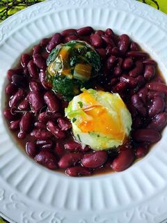 Una foto de Alubias Rojas cocidas con bolas de acelgas y coles
