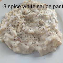 A picture of 3 spice white sauce pasta.