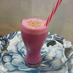 A picture of Strawberry thandai.