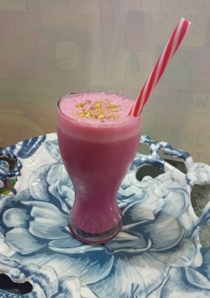 A picture of Strawberry thandai.