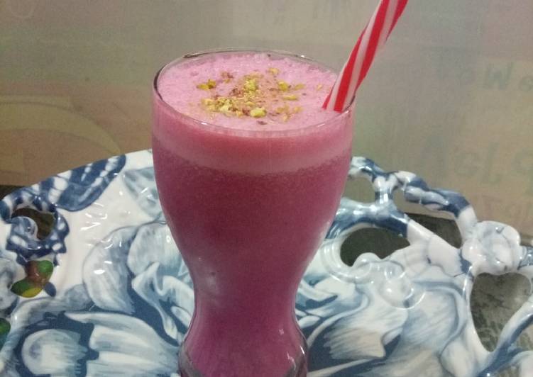 Recipe of Speedy Strawberry thandai