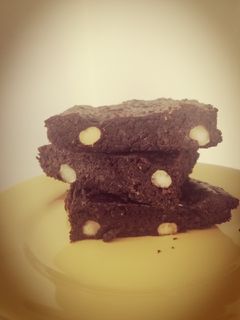 Una foto de Brownie saludable de chocolate y porotos negros [frijoles]