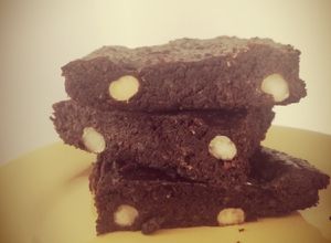 Una foto de Brownie saludable de chocolate y porotos negros [frijoles]