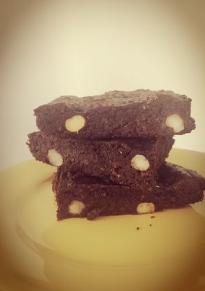 Una foto de Brownie saludable de chocolate y porotos negros [frijoles]