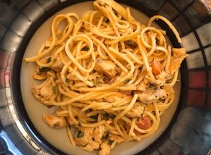 Una foto de Espaguetis con cerdo picado y salchicha al dente