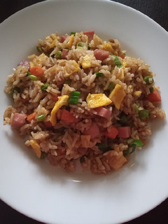 Una foto de Arroz frito tres delicias
