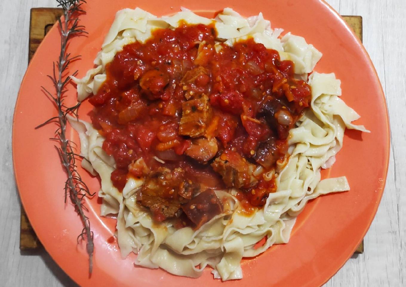Pappardelles caseros cortados a mano con salsa casera