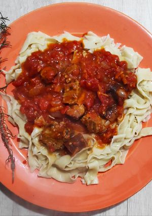 Una foto de Pappardelles caseros cortados a mano con salsa casera