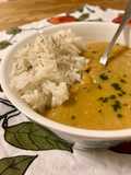 Riso pilaf e zuppa di carote, patate, ceci