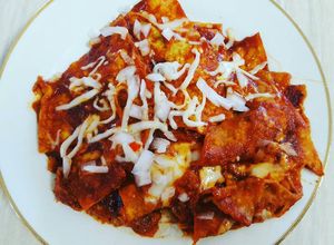 Una foto de Chilaquiles rojos