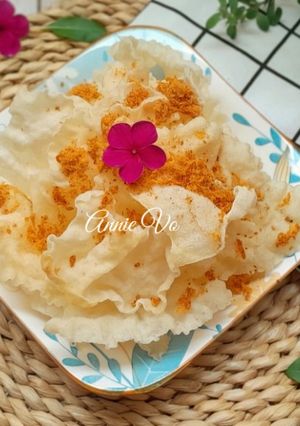 Hình của món Bánh tráng phơi sương chiên giòn rắc chà bông.