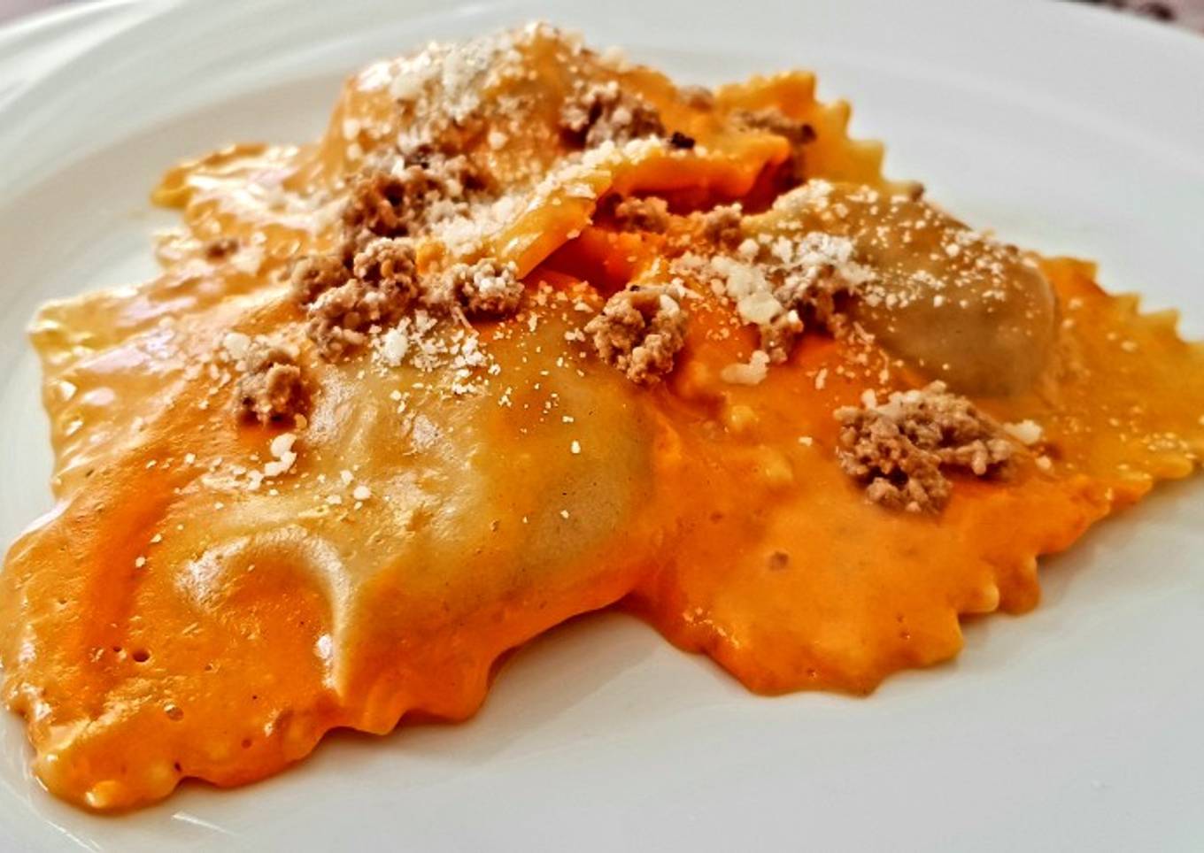 Ravioloni ripieni di carne con crema di zucca