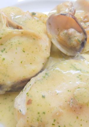 Foto principal de Merluza con almejas y salsa de perjil