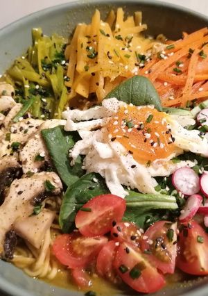Une photo de Ramen végétarien œuf confit soja et gingembre
